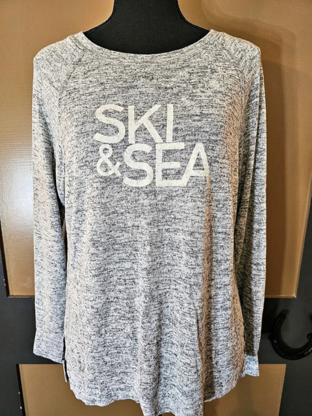 Long Sleeve Graphic Top in Gray & White β¨οΈ Like New